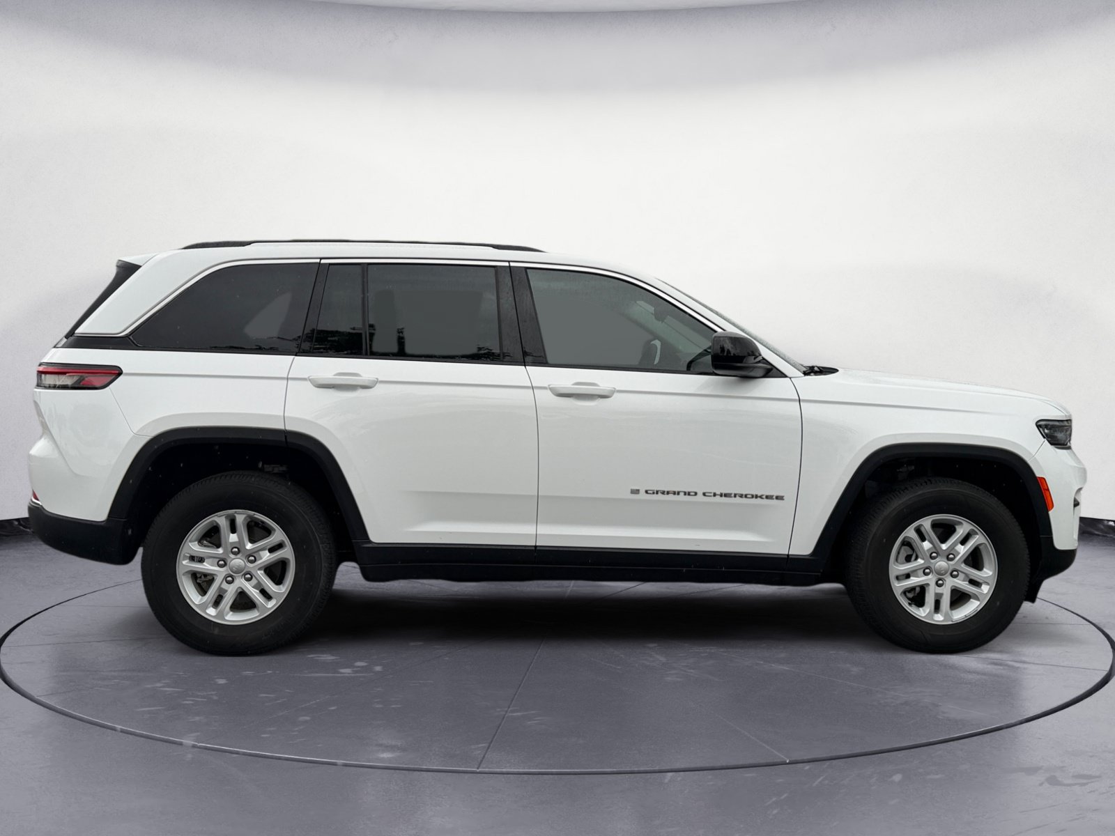 Used 2023 Jeep Grand Cherokee Laredo RWD image 6
