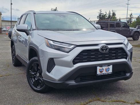 Used 2022 Toyota RAV4 XLE w/ XLE Grade Weather Package AWD/4WD image 3