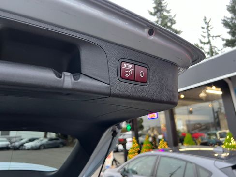 Used 2018 Mercedes-Benz GLC 300 4MATIC image 16