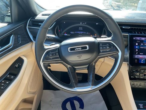 Used 2024 Jeep Grand Cherokee Limited w/ Luxury Tech Group II AWD/4WD image 14