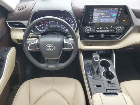 Used 2022 Toyota Highlander XLE image 19