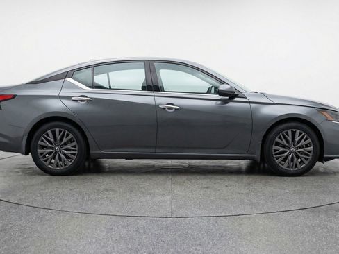 Used 2025 Nissan Altima 2.5 SV FWD image 11