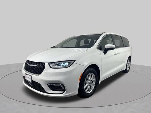 Used 2023 Chrysler Pacifica Touring-L FWD image 2