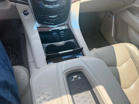 Used 2017 Cadillac Escalade Luxury AWD/4WD image 18