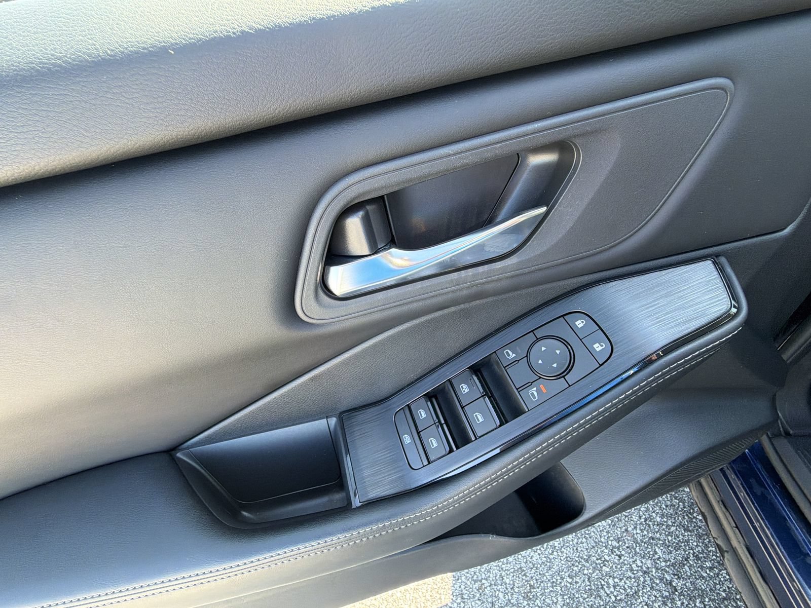 Used 2024 Nissan Rogue SV AWD/4WD image 17