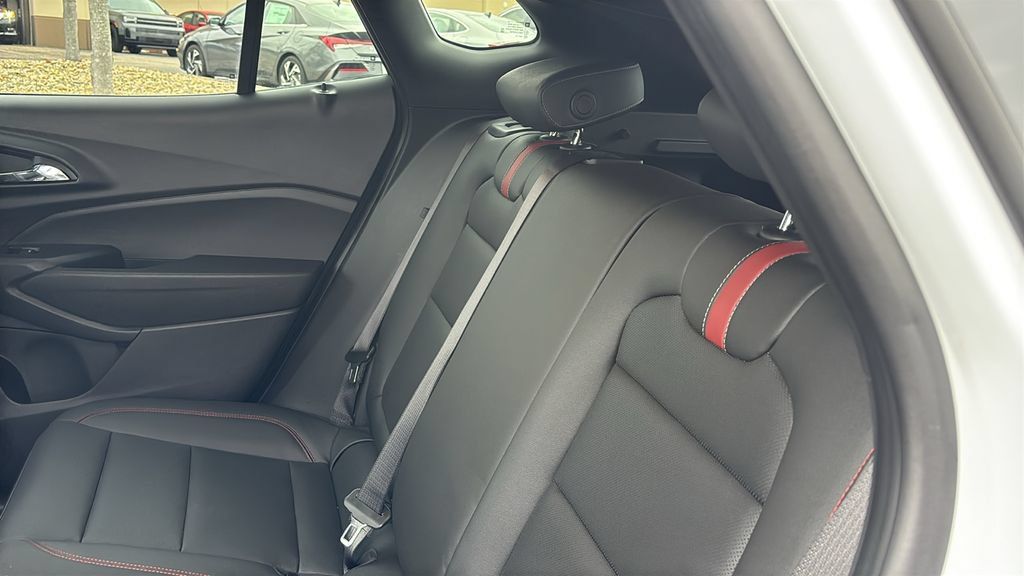 Used 2025 Chevrolet Trax RS w/ Sunroof Package FWD image 30