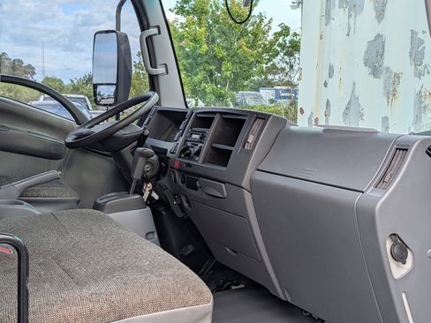 Used 2018 Isuzu NPR RWD image 16