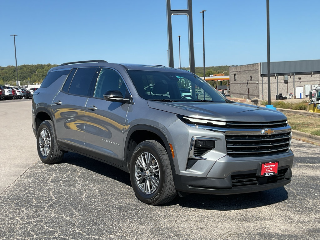 Used 2026 Chevrolet Traverse LT w/ Driver Confidence Package AWD/4WD image 2