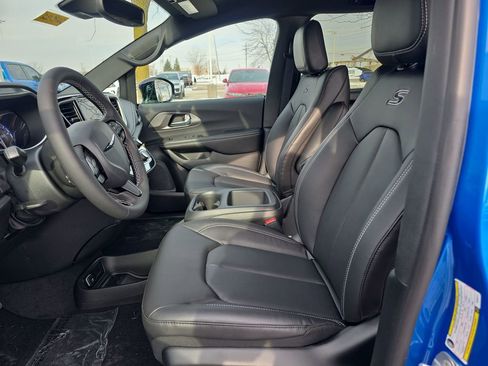 New 2026 Chrysler Pacifica Select image 8