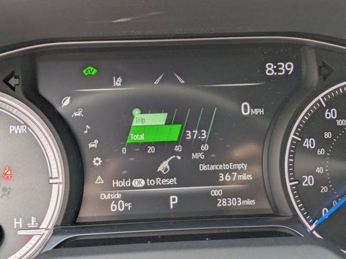 Used 2023 Toyota Venza LE image 11