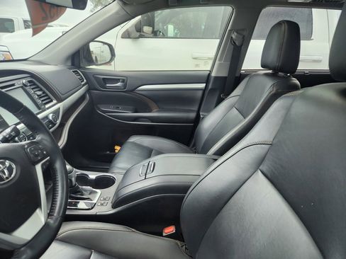 Used 2019 Toyota Highlander XLE image 7