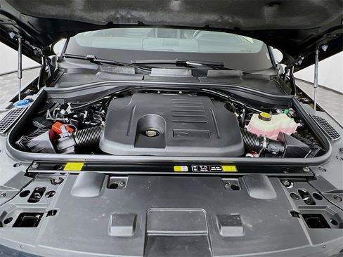 Used 2025 Land Rover Range Rover Sport SE image 32
