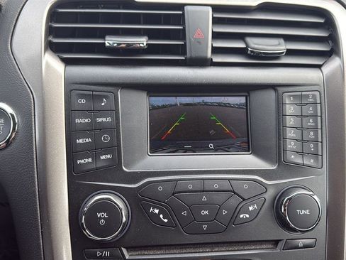 Used 2017 Ford Fusion SE FWD image 10