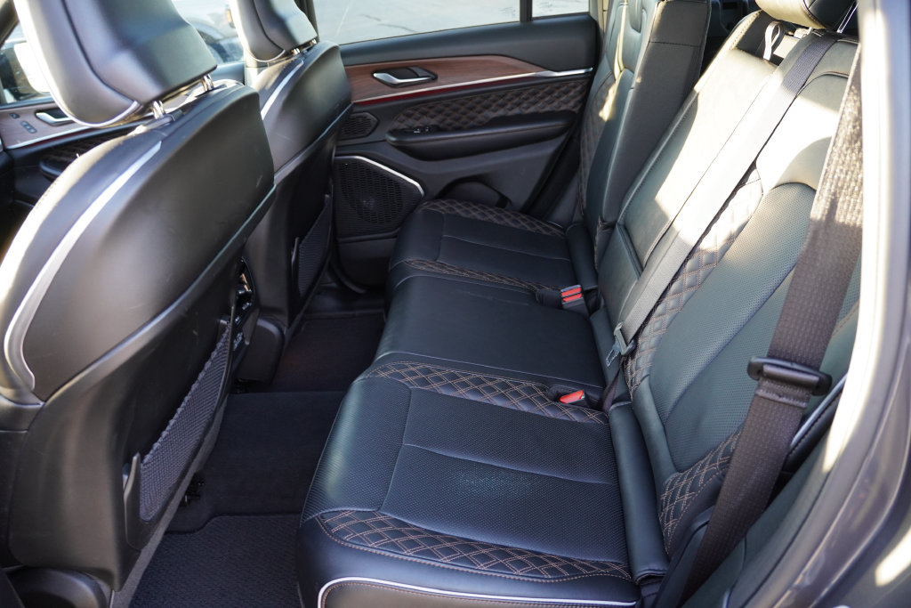 Certified 2025 Jeep Grand Cherokee Summit w/ Obsidian Package AWD/4WD image 18