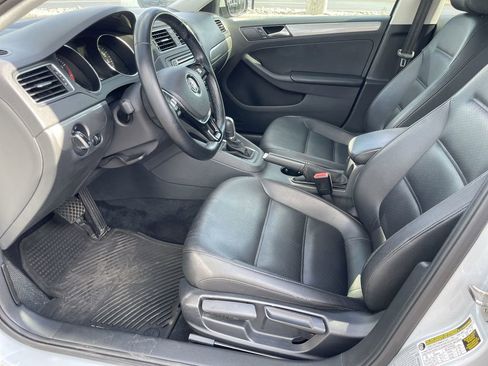 Used 2017 Volkswagen Jetta SE image 9