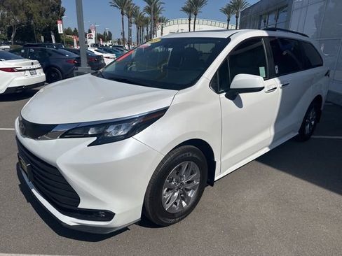 Certified 2026 Toyota Sienna XLE FWD image 13