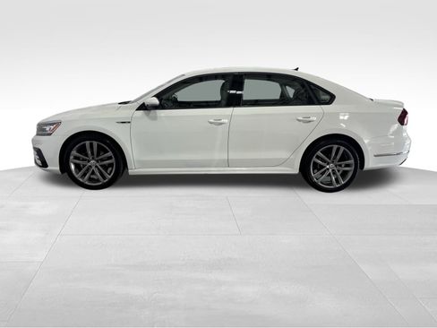 Used 2018 Volkswagen Passat 2.0T R-Line w/ R-Line Lighting Package image 4