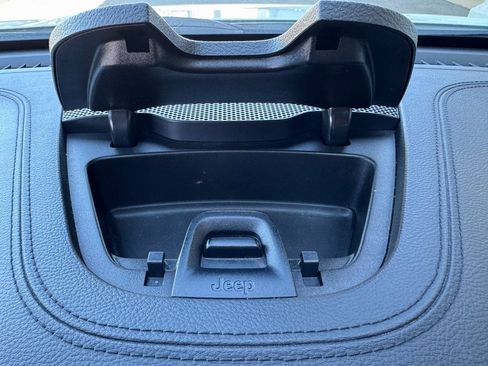 Used 2017 Jeep Cherokee Latitude w/ Comfort/Convenience Group image 33