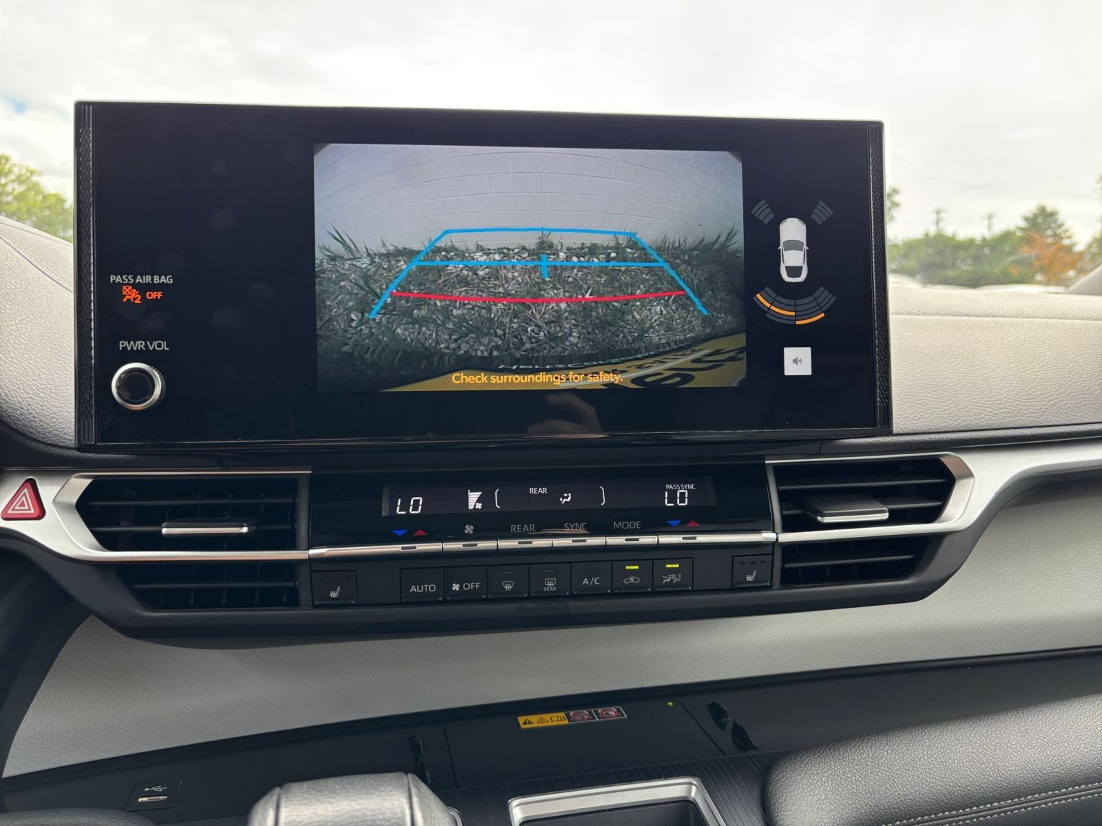 Used 2025 Toyota Sienna XLE FWD image 26