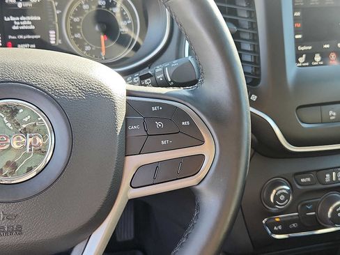 Used 2019 Jeep Cherokee Latitude Plus w/ Cold Weather Group AWD/4WD image 22