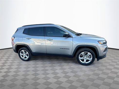 Used 2023 Jeep Compass Latitude image 5