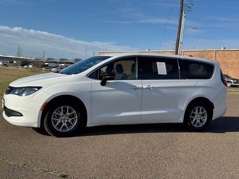 Used 2025 Chrysler Voyager LX image 3
