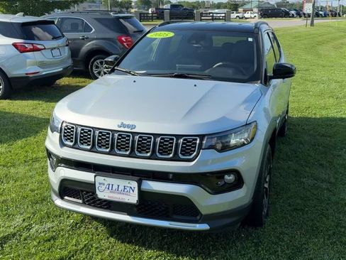 Used 2025 Jeep Compass Limited AWD/4WD image 2