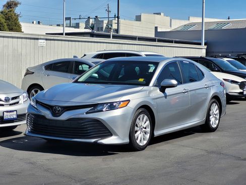 Used 2018 Toyota Camry LE image 9