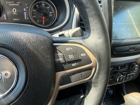 Used 2017 Jeep Cherokee Latitude w/ Cold Weather Group AWD/4WD image 19