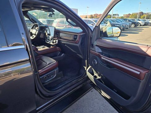 Used 2024 Ford Expedition Limited image 12