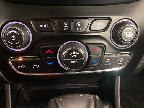 Used 2019 Jeep Cherokee Limited image 8