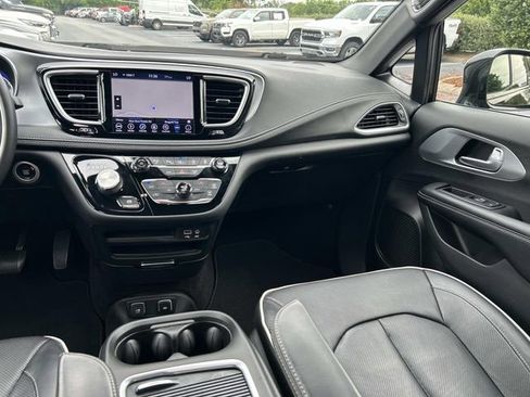 Used 2018 Chrysler Pacifica Limited w/ Advanced Safetytec Group FWD image 17
