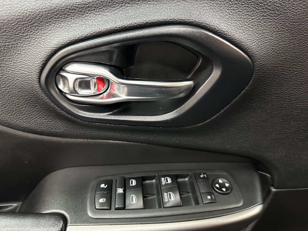 Used 2019 Jeep Cherokee Latitude Plus w/ Cold Weather Group AWD/4WD image 18