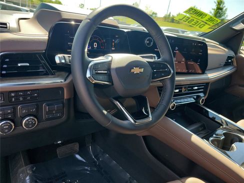 Used 2025 Chevrolet Suburban High Country AWD/4WD image 21
