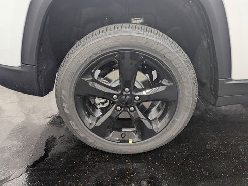 New 2024 Jeep Grand Cherokee Altitude image 15