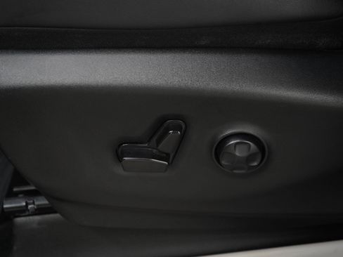 Used 2024 Chrysler Pacifica Limited FWD image 25