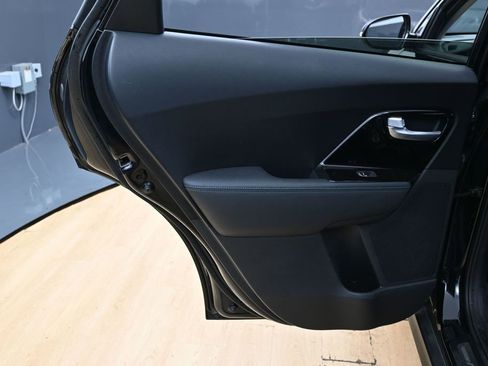 Used 2022 Kia Niro EX Premium FWD image 38