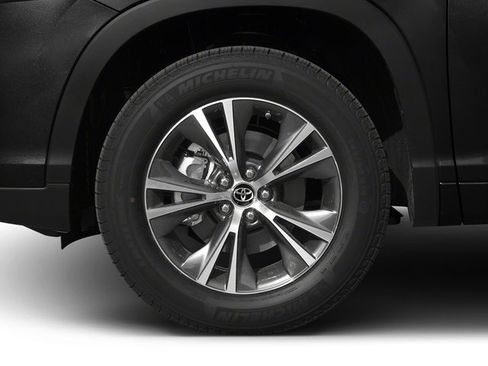 Used 2017 Toyota Highlander Plus AWD/4WD image 10