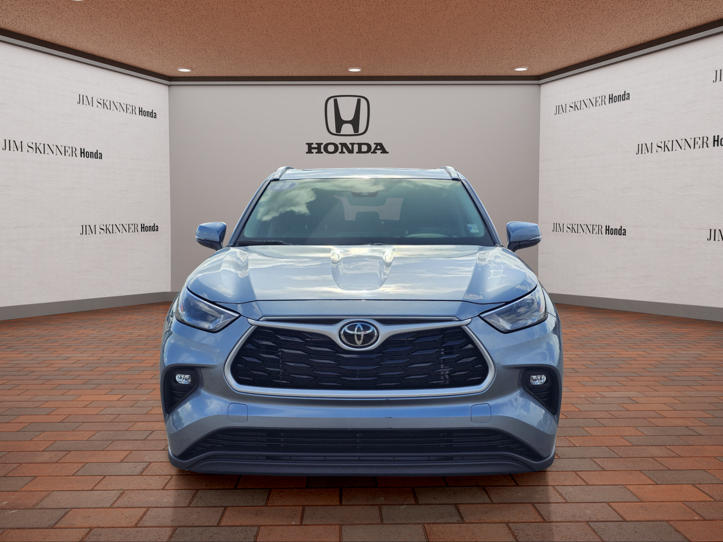 Used 2023 Toyota Highlander XLE FWD image 2