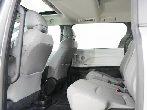Used 2025 Toyota Sienna FWD image 19
