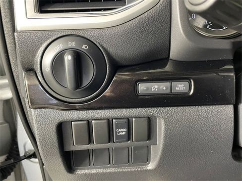 Used 2018 Nissan Titan SV image 13