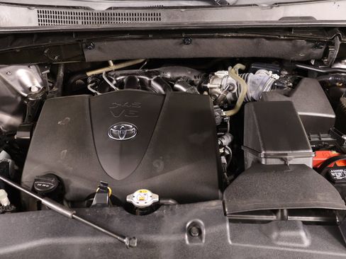 Used 2019 Toyota Highlander SE image 21