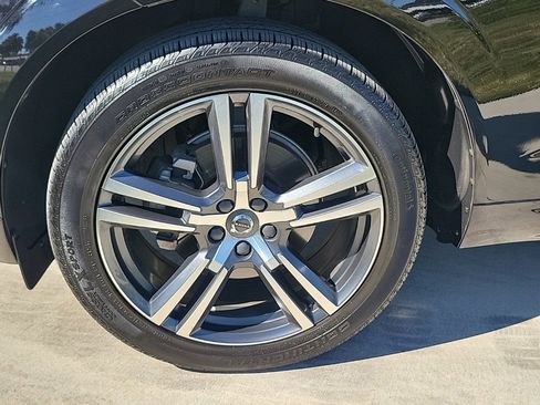 Used 2019 Volvo XC60 T5 Momentum w/ Premium Package image 3