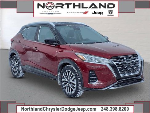 Used 2023 Nissan Kicks SV image 1