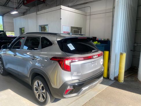 Used 2024 Kia Seltos S FWD image 3
