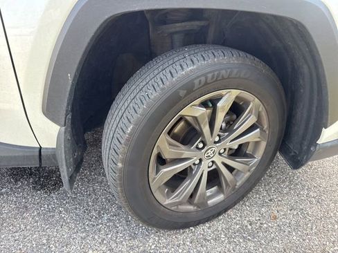 Used 2022 Toyota RAV4 XLE Premium image 14