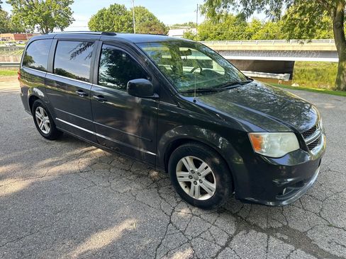 Used 2011 Dodge Grand Caravan Crew FWD image 4