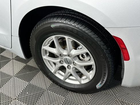 Certified 2024 Chrysler Pacifica Touring-L image 42