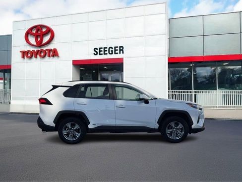 Used 2025 Toyota RAV4 XLE AWD/4WD image 2