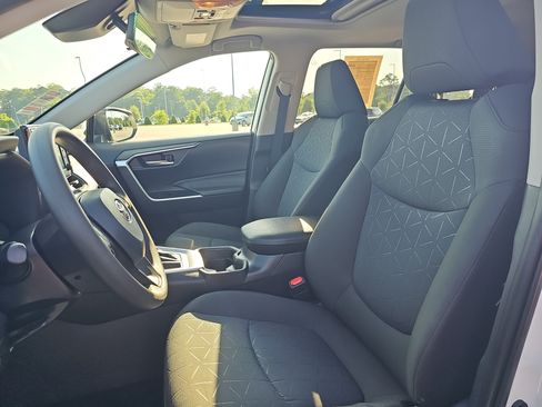 Used 2021 Toyota RAV4 XLE w/ Convenience Package FWD image 16